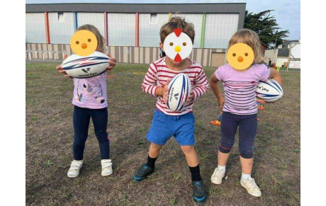 Et pendant ce temps nos nouvelles petites bouilles s'éclatent en Baby-Rugby !